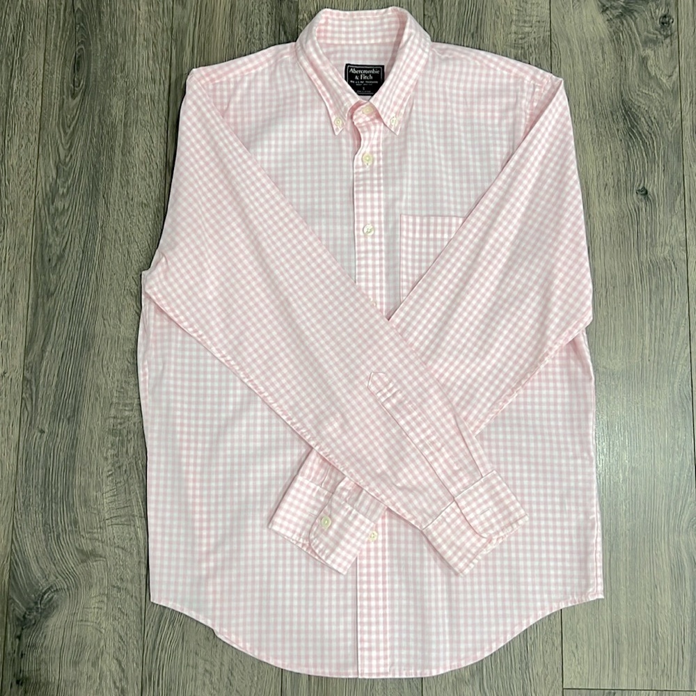 Long sleeve A&F Men’s button-up shirt w/ button-down collar.  White and pink